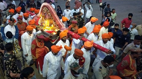 विजया दशमी दसऱ्यानिमित्त श्री अंबाबाईची विजयरथ रूपात पूजा बांधण्यात आली. भवानी मंडपातून पारंपरिक लवाजमा निघाला. श्री अंबाबाईची पालखीही सजवलेल्या वाहनातून दसरा चौकात आली.