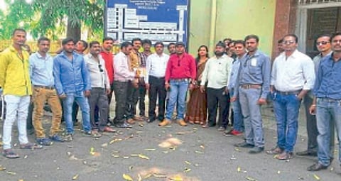 अनेक पदव्या मिळूनही हाती झाडूच