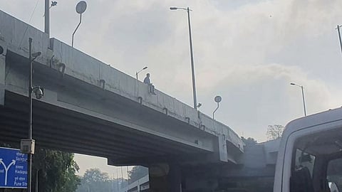 आपल्या मागणीसाठी पुलावर चढून बसलेल्या युवकाची अखेर पोलिसांनी समजूत काढली