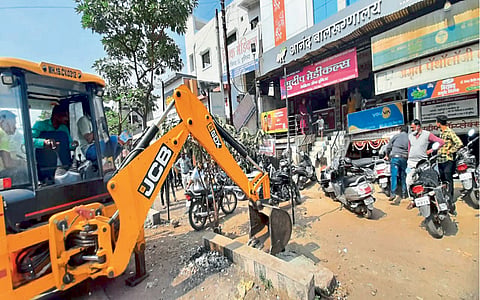 Authorities in Bhenda clear 200 illegal encroachments, freeing the Nevasthe-Shevgaon state highway and improving traffic flow.