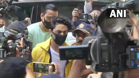 एक तासानंतर आर्यन वकिल मानशिंदेंसोबत NCB कार्यालयातून पडला बाहेर