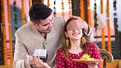 Diwali Festival 2021 : भाऊबीजेला बहिणीला द्या आर्थिक सुरक्षा