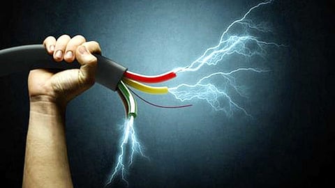 अहमदनगर : शहरातील अनधिकृत फ्लेक्स बोर्डने घेतला तरुणाचा बळी