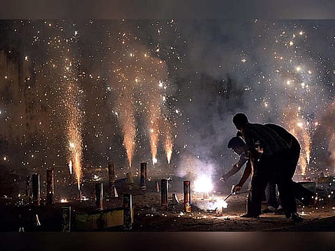 फटाके उडवताना एक जण गंभीर जखमी