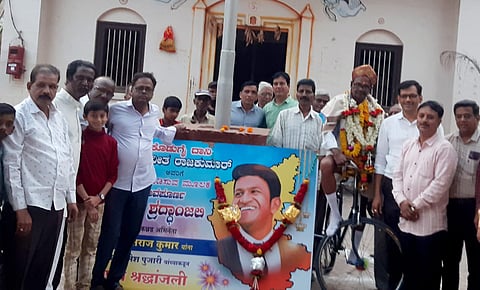 सायकलपट्टूने पुनित राजकुमार यांना अनोख्या पद्धतीने वाहिली श्रध्दांजली