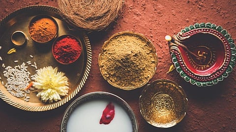 अभ्यंगस्नानासाठी घरीच तयार करा 'आयुर्वेदिक उटणे', जाणून घ्या फायदे?