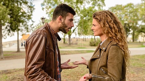 Relation Breakup होण्याच्या मार्गावर आहे? गर्लफ्रेंडला मनवण्याचे 6 मार्ग