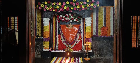 लेण्याद्रीला अंगारकी चतुर्थीनिमित्त फुलांची आकर्षक आरास
