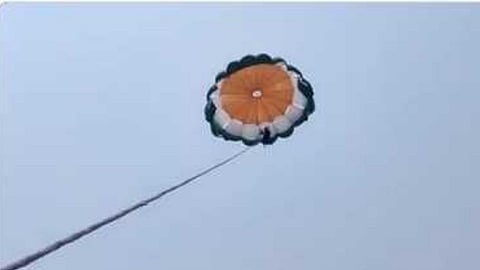 VIDEO: जोडप्याचं पॅरासिलिंग सुरु असताना दोरी तुटली अन्...