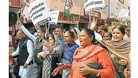 राजधानी दिल्ली : मौनम् सर्वार्थ साधनम् !