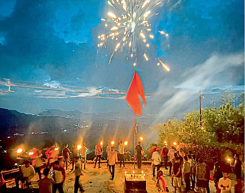 सज्जनगडावर मशालोत्सव उत्साहात साजरा