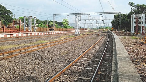 सातारा : रेल्वेला मिळेना ग्रीन सिग्नल!