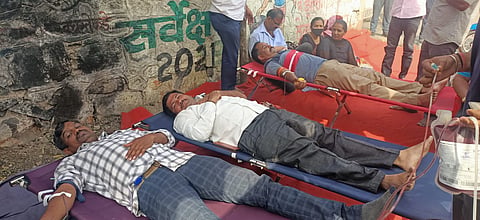 पिंपरी : संपकरी एसटी कर्मचाऱ्यांचे रक्तदान आंदोलन