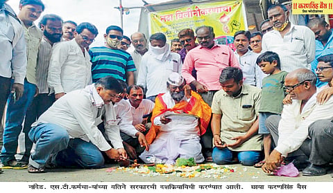 नांदेड : एसटी कर्मचाऱ्यांनी घातले सरकारचे श्राद्ध