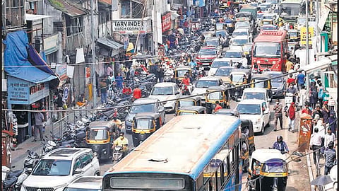 भाविकांच्या गर्दीमुळे दगडूशेठ गणपती परिसरात कोंडी