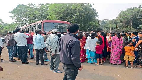 अमळनेर : एकही बस आगाराबाहेर जाऊ देणार नाही