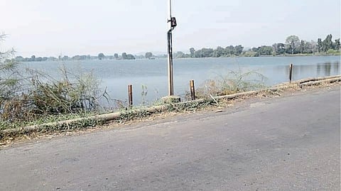 बहाद्दरपुरातील मन्याडवरील पूल बनला धोकादायक