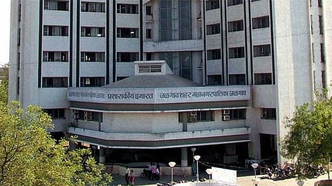 जळगाव खड्ड्यातच राहावं; हा तर ‘विशिष्ट’ यंत्रणेचा कट !