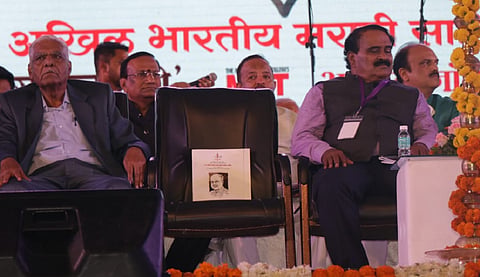 साहित्य संमेलनाचे उद्घाटन; अध्यक्षांच्या खुर्चीत नारळीकरांचे रेखाचित्र