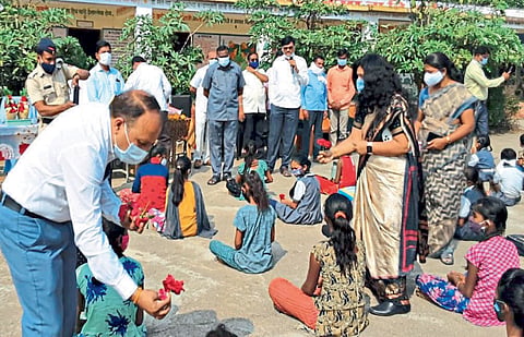 नांदेड : मुलांनो शाळेत न चुकता या सीईओ वर्षा ठाकूर घुगे