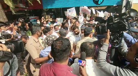 प्रकाश आंबेडकर विधीमंडळाबाहेर; आंदोलनकर्ते, पोलिसांत राडा