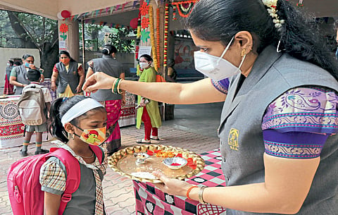 औक्षण करत, पेढा भरवत विद्यार्थ्यांचे जल्लोषात स्वागत