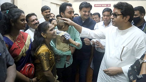 जेव्हा दस्तुरखुद्द राज ठाकरेंकडूनच होते बाळाचे बारसे