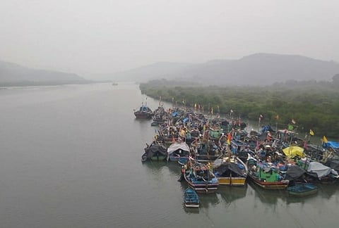 पावसामुळे मच्छीमारांची धावपळ
