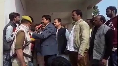 मिश्रा यांनी उगारला पत्रकारावर हात
