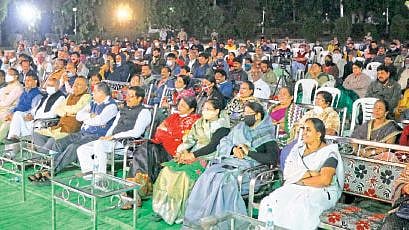 गडकरींचा खासदार महोत्सव रद्द; महापौरांच्या काव्यसंमेलनात गर्दी