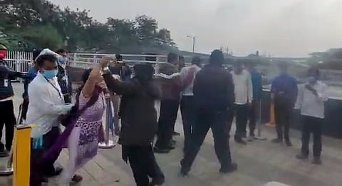 VIDEO | पुण्यात हाणामारी, परीक्षा केंद्रावर विद्यार्थ्यांची आयोजकांसोबत जुंपली