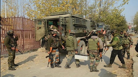 J&K : शोपियानमध्ये चकमक, 2 ते 3 दहशतवादी अडकल्याची शक्यता