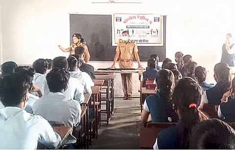 रसायनीत रेंझिग डे निमित्त विद्यार्थ्यांना मार्गदर्शन
