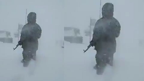 बर्फाच्या तुफान वर्षावातही ऑन ड्युटी 24 तास; आर्मी मॅनचा व्हिडिओ व्हायरल