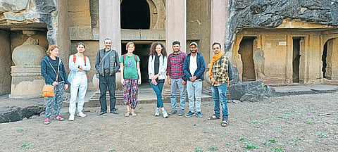 जुन्नरच्या बुद्ध लेण्यांना रशियन पर्यटकांची भेट