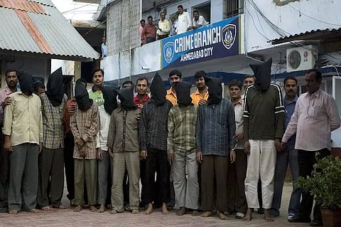 अहमदाबाद बाँबस्फोट: माफीच्या साक्षीदाराने प्रकरणात मुद्दाम गोवलं; तिघांचा दावा