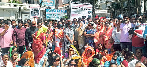 लोणावळ्यात तासभर रोखला महामार्ग