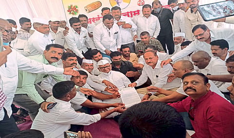 लोकांना विचारून निर्णय घ्या, म्हणणारे अण्णा हजारे शेतकऱ्यांसोबत