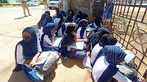 Hijab Row: 'संविधान हेच भगवद्गीता'; काय म्हणालं कर्नाटक हायकोर्ट?