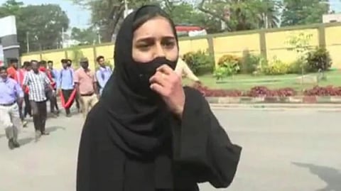 Hijab Row : महिलांनी आपल्या हक्कासाठी उभं राहीलं पाहिजे; 'त्या' मुलीचं आवाहन