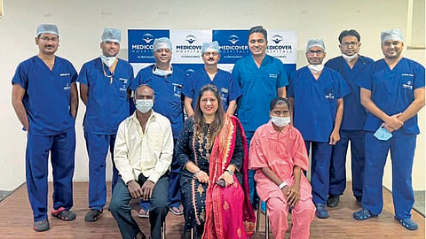 कोरोनातून बऱ्या झालेल्या सुनेला सासऱ्याने दिले किडनीदान