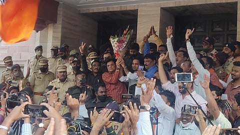 Kirit Somaiya in Pune: परवानगी नसताना त्याच पायऱ्यांवर सोमय्यांचा सत्कार