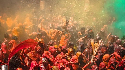 Happy Holi 2022 : जरा हटके; भारताशिवाय 'या' 8 देशात साजरी होते होळी