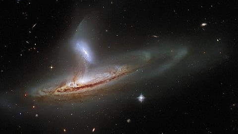 हे आहे Arp 282, ज्यामध्ये एक मोठ्या आकाशगंगेच्यामध्ये छोटी आकाशगंगेची दुसऱ्याच दिशेला नाचत आहे.