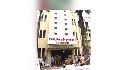 महापलिकेच्या वतीने साकारलेल्या पुण्यश्लोक अहिल्यादेवी होळकर यांच्या स्मारकाचे लोकार्पण येत्या २ एप्रिलला होत आहे,