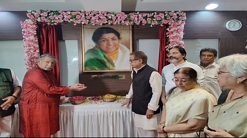 Vikram Gokhale unveils photo of Lata Mangeshkar at Deenanath Mangeshkar Auditorium