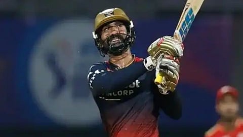 RCB vs KKR : दिनेश कार्तिकला जीवनदान अन् आरसीबीचा रडतखडत पहिला विजय