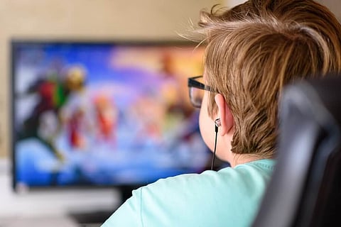 children watching TV