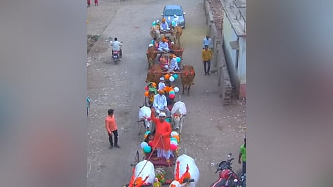 अव्वलगाव बुद्रुक ता. घनसावंगी येथे बैलगाडीने वऱ्हाड आणण्यात आले.