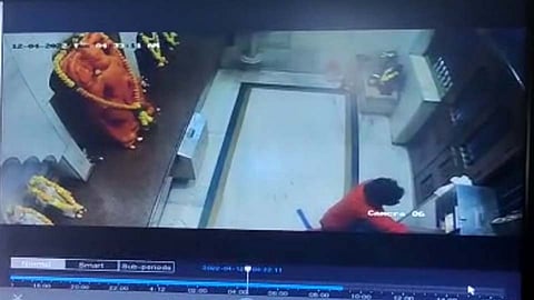 मंदिरात दानपेटीतून चोरी करताना चोर.